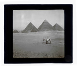 Bédouins sur son âne devant les pyramides de Gizeh (Égypte).