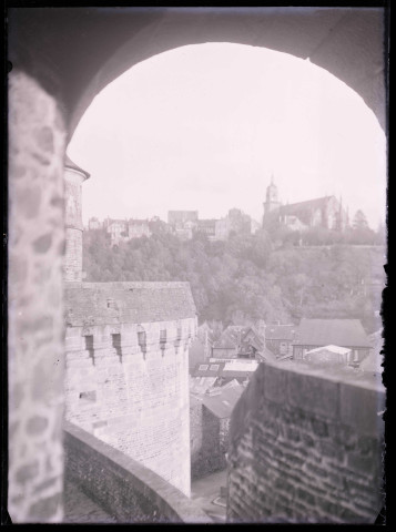 Remparts de Fougères (Ille-et-Vilaine), avec au loin le clocher de l'église Saint-Léonard