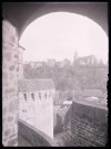 Remparts de Fougères (Ille-et-Vilaine), avec au loin le clocher de l'église Saint-Léonard