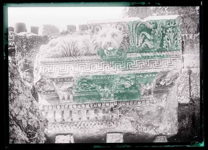 Bas-relief à tête de lion du sanctuaire de Baalbeck (Liban).