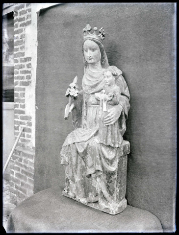 Statue de Vierge à l'enfant en bois polychrome de l'église Saint-Aubin de Ménesqueville (Eure, France).
