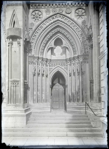 Portail nord de la façade ouest de la cathédrale Saint-Pierre de Lisieux (Calvados).