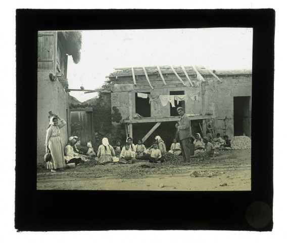 Égreneurs de coton assis dans une ruelle de Tarse (Turquie).