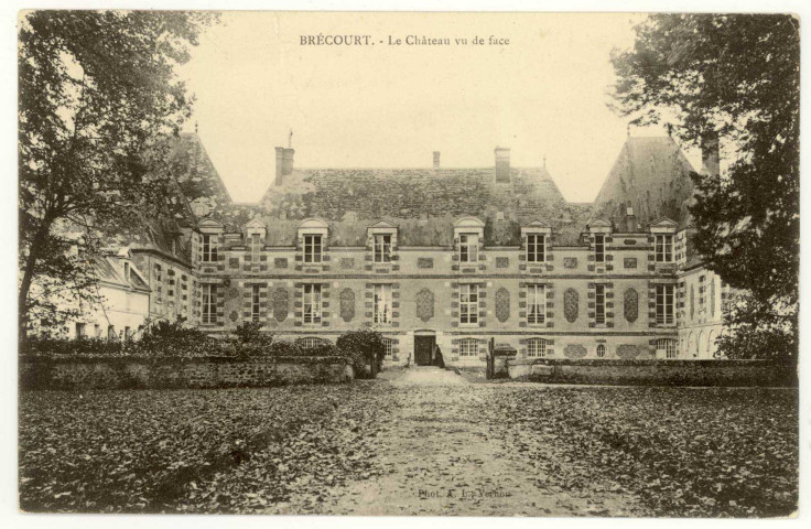 Douains. Le Château vu de Face.