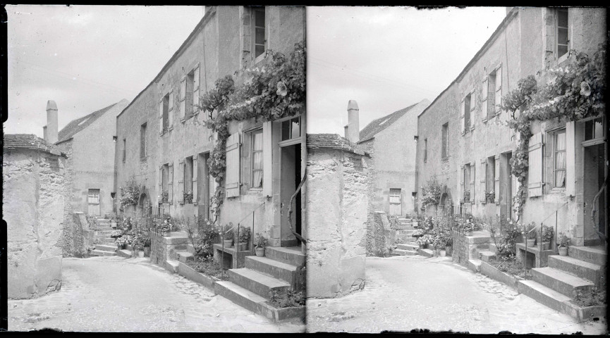 Maisons de village en pierre avec treilles sur les murs de Vézelay (Yonne).