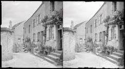 Maisons de village en pierre avec treilles sur les murs de Vézelay (Yonne).