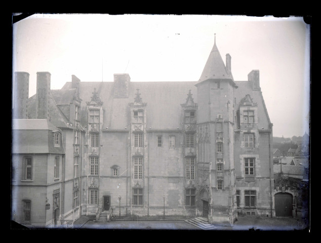 Façade sur cour de l'évêché d'Évreux (Eure).