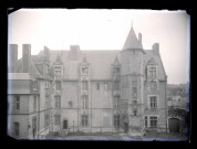Façade sur cour de l'évêché d'Évreux (Eure).