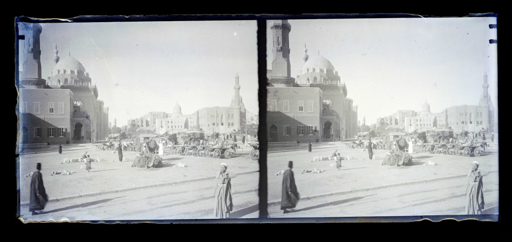 Place au pied de la mosquée Ar Rifaï au Caire (Égypte).