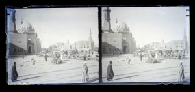 Place au pied de la mosquée Ar Rifaï au Caire (Égypte).