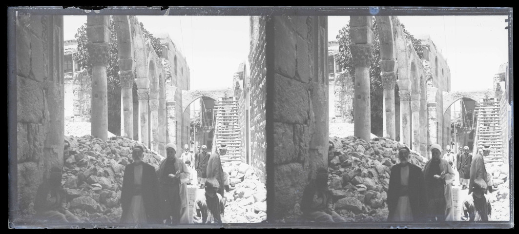 Ruines d'édifices à arcades dans une ruelle.