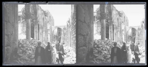 Ruines d'édifices à arcades dans une ruelle.