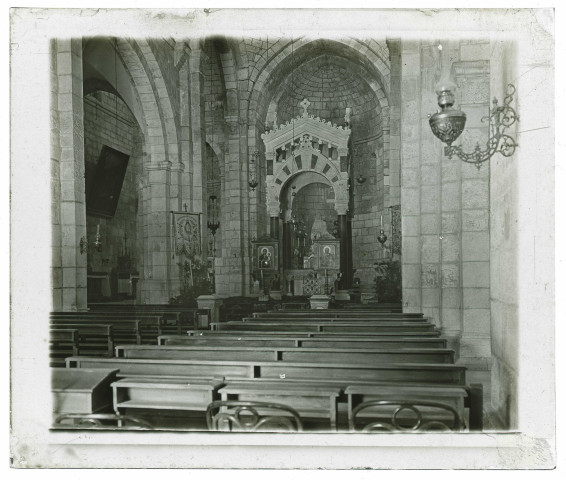 Intérieur d'église d'un village des environs de Lourdes (Hautes-Pyrénées).