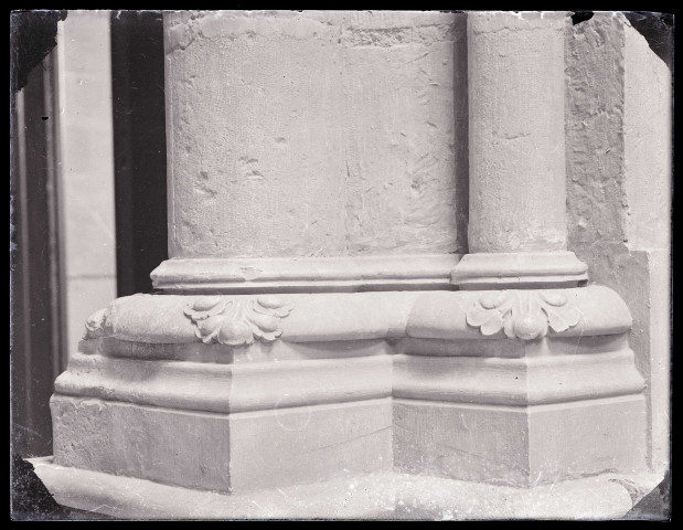 Moulage de bas de colonnes exposé au musée du Trocadéro de Paris (Seine).