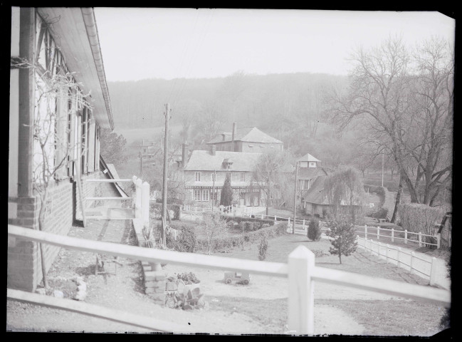 Le manoir Conti de la famille Savary près du Roule (Eure), avec la maison du « comptable » au fond.