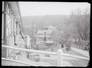 Le manoir Conti de la famille Savary près du Roule (Eure), avec la maison du « comptable » au fond.
