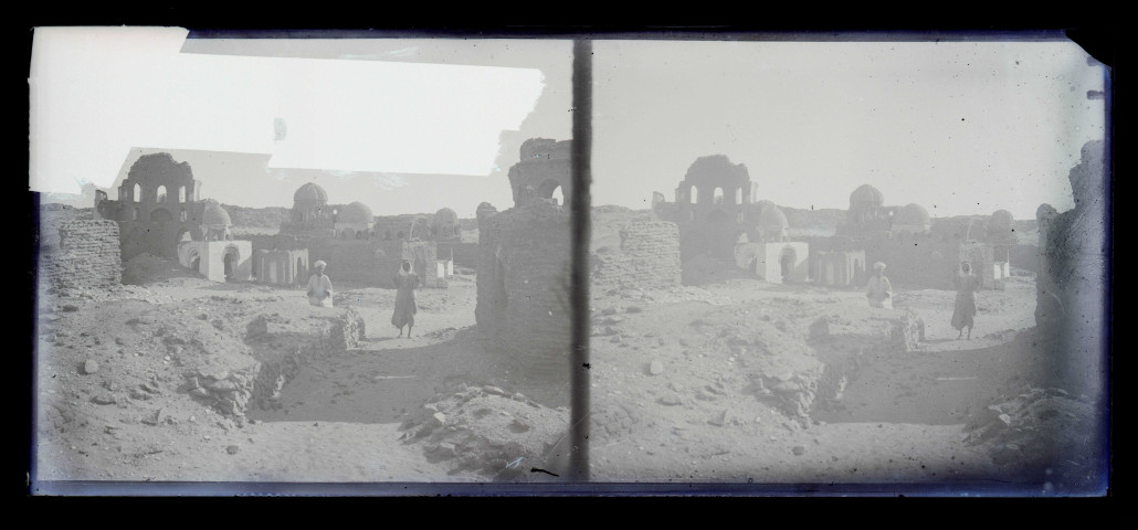 Mausolées en ruines.