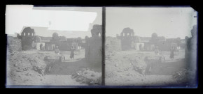 Mausolées en ruines.