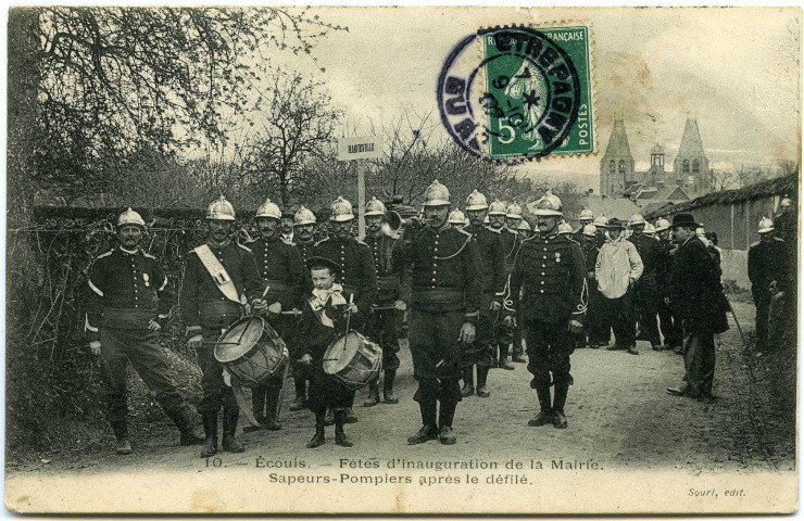 Ecouis. Fêtes d'Inauguration de la Mairie. - Sapeurs-Pompiers après le défilé.