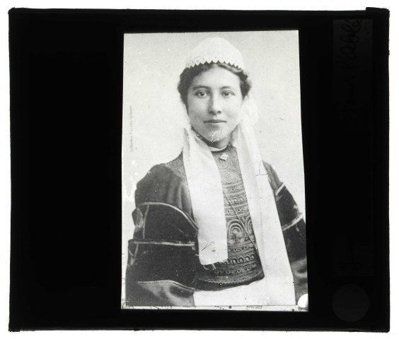 Portrait d'une jeune fille de Pont-l'Abbé (Finistère).