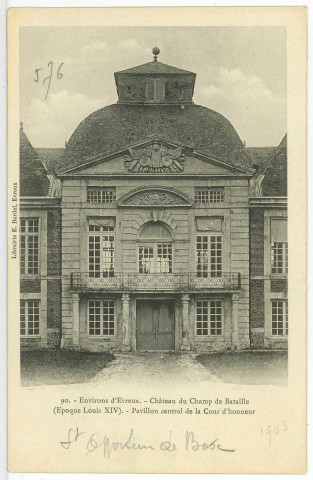 Sainte-Opportune-du-Bosc. Château du Champ de Bataille (Epoque Louis XIV). - Pavillon central de la Cour d'honneur.