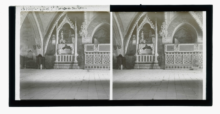 Tombeau de la reine de Chypre dans la basilique (inférieure) San Francesco d'Assise à Assise (Italie).