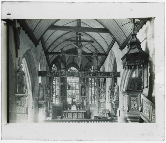 Intérieur d'église bretonne.
