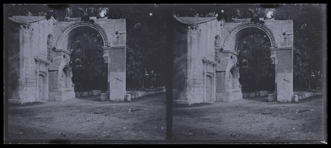 Ruines et vestiges de temple romain à Rome (Italie).