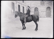 Militaire français à cheval dans la cour de la maison fermière d'Orgeville (Eure).