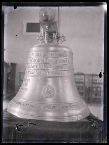Cloche (probablement de la collégiale Saint-Louis de La Saussaye (Eure)).