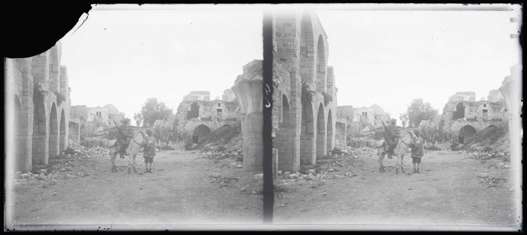 Militaires anglais à cheval dans les ruines d'une mosquée palestinienne.