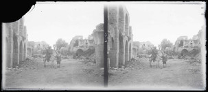 Militaires anglais à cheval dans les ruines d'une mosquée palestinienne.