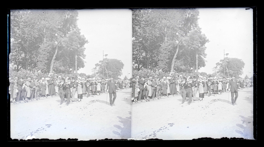 Procession de la Vierge au Monument de Jeanne d'Arc et à la basilique Notre-Dame de Bonsecours (Seine-Maritime).