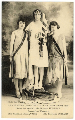 Neubourg (Le). Cavalcade du 10 septembre 1928 - Reine des Sports : Mlle Mireille Houdent - Demoiselles d'honneur : Mlle Marcelle Delaquaize - Mlle Françoise Sarrazin.