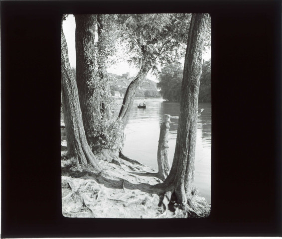 Pêcheurs à bord de leur barque sur la Seine aux Andelys (Eure).