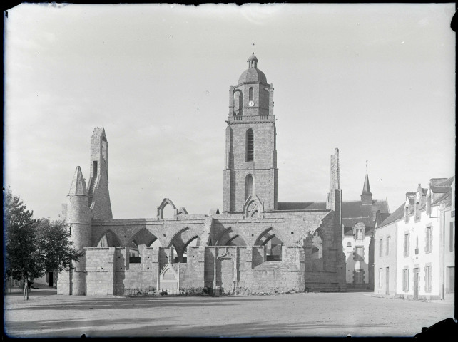 Clocher de l'église Saint-Guénolé derrière les ruines de la chapelle du mûrier à Batz-sur-Mer (Loire-Atlantique).