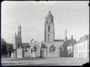 Clocher de l'église Saint-Guénolé derrière les ruines de la chapelle du mûrier à Batz-sur-Mer (Loire-Atlantique).