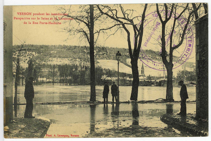 Vernon-Ville. Vernon pendant les inondations - Perspective sur la Seine et le Vernonnet de la Rue Porte-Hachette.