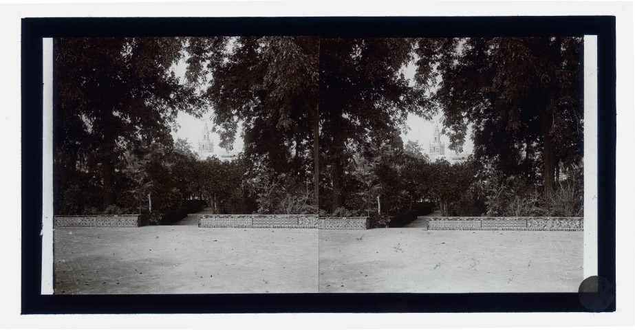 Jardin public, à l'arrière plan un mausolée.