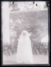 Femme dans un jardin.