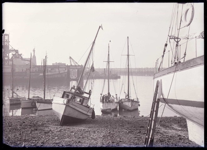 Bateaux de pêche à marée basse dans le port de Boulogne-sur-Mer (Pas-de-Calais).