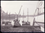 Bateaux de pêche à marée basse dans le port de Boulogne-sur-Mer (Pas-de-Calais).