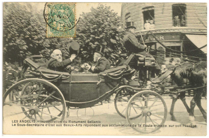 Andelys (Les). Inauguration du Monument Sellenik. Le Sous-Secrétaire d'Etat aux Beaux-Arts répondant aux acclamations de la Foule massée sur son Passage.