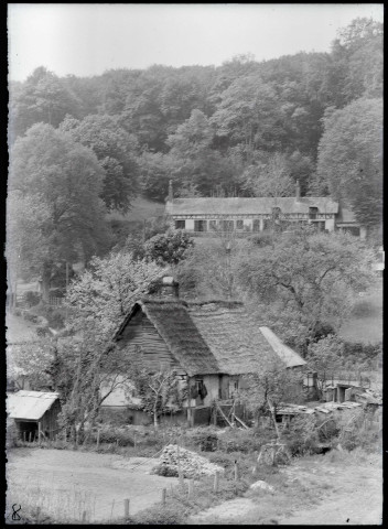 Chaumières dans la campagne de Rosay-sur-Lieure (Eure).