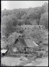 Chaumières dans la campagne de Rosay-sur-Lieure (Eure).