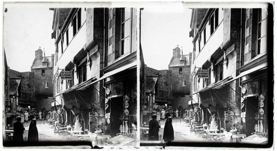 Rue commerçante du Mont-Saint-Michel (Manche).
