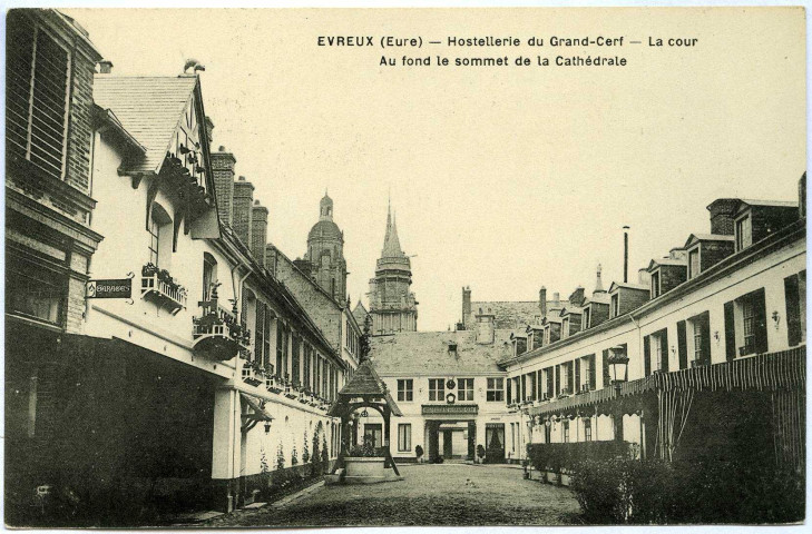 Evreux-Ville. Hostellerie du Grand Cerf - La Cour.
