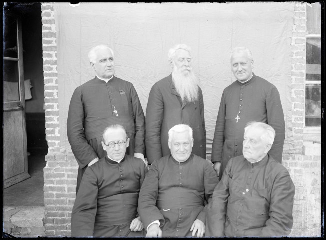 Groupe de prêtres en habit sacerdotal avec à droite l'abbé Bretocq.
