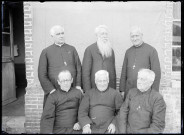Groupe de prêtres en habit sacerdotal avec à droite l'abbé Bretocq.