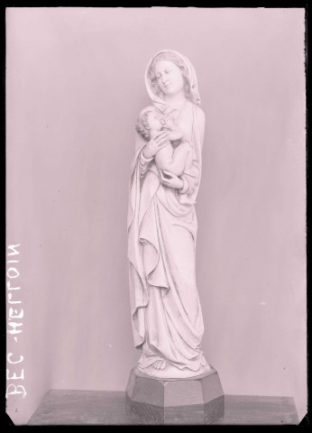 Statue de Vierge à l'enfant en ivoire de l'église du Bec-Hellouin (Eure).